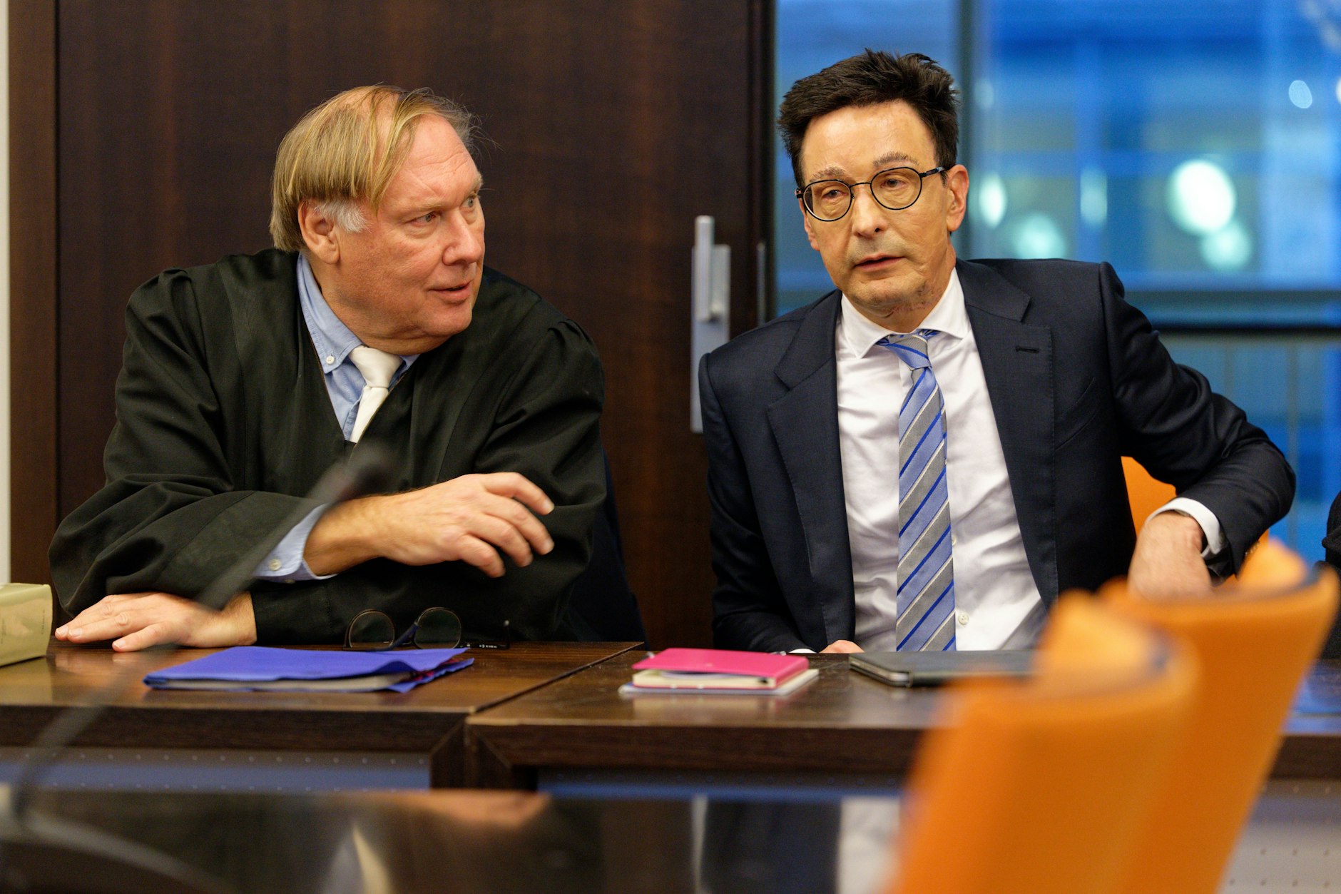 Bernhard Günther (r), Opfer des Säureangriffs, nimmt als Zeuge neben seinem Anwalt am Prozess gegen einen seiner mutmaßlichen Attentäter teil.