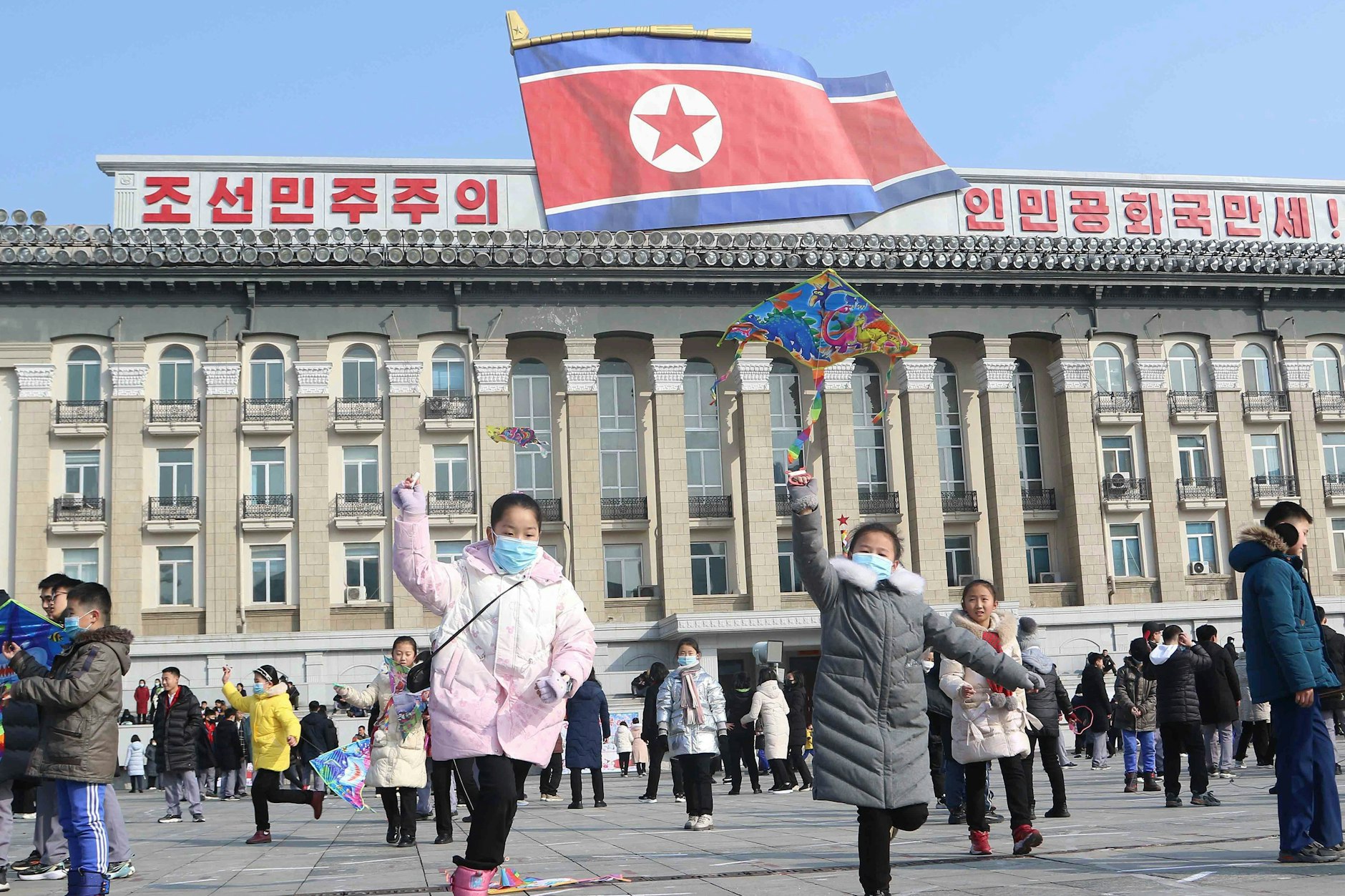 Nordkoreanische Kinder spielen auf dem Kim-Il-Sung-Platz anlässlich des Mondneujahrsfestes Anfang Februar dieses Jahres. Das Fest wird auch in Südkorea groß gefeiert.