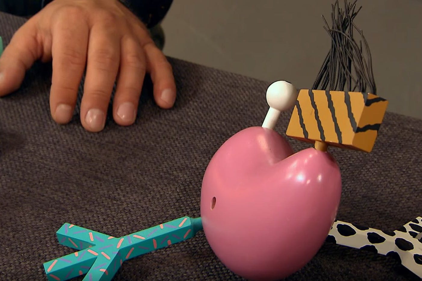 Gut zu erkennen - der Oijoijoi-Vogel in der Version des „Bares für Rares“-Moderators Horst Lichter.