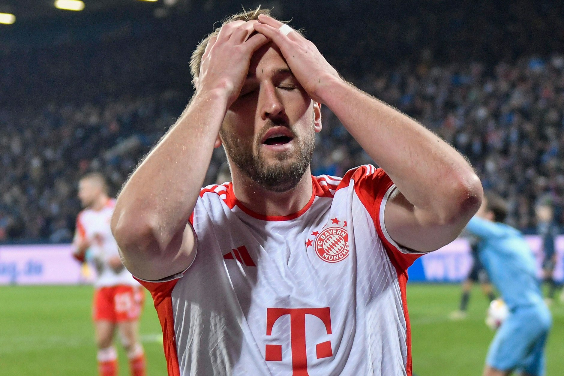 Harry Kane schlägt die Hände vors Gesicht. Der Stürmer wollte mit den Bayern seinen ersten Titel überhaupt gewinnen. Sieht schlecht aus.