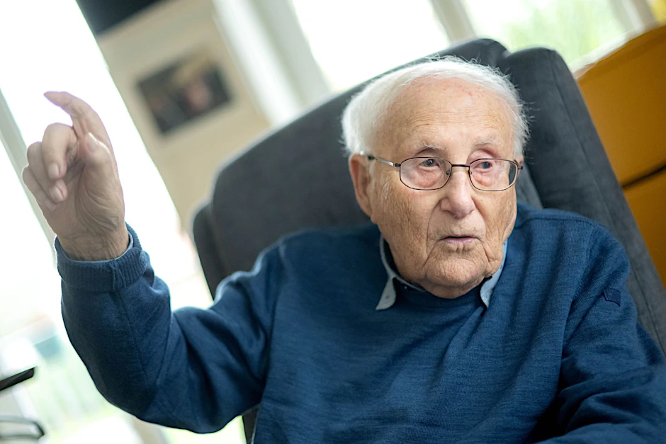 PRODUKTION - Als Überlebender des Holocaust erzählt Albrecht Weinberg seine Geschichte unermüdlich gegen das Vergessen. Mit seiner Autobiografie ist sie nun auch schriftlich festgehalten.  