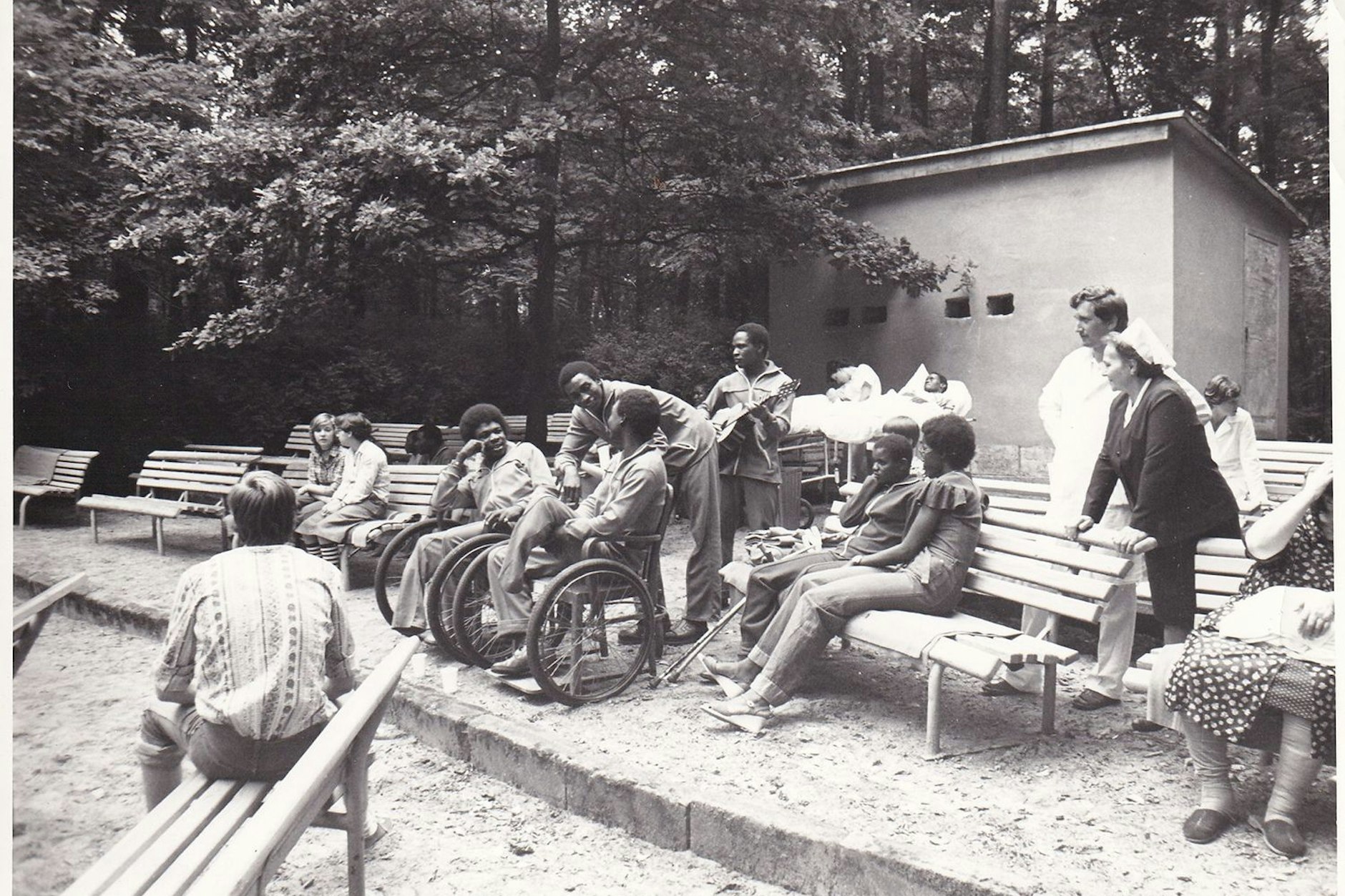 Ein Fest im Innenhof des Klinikgeländes mit medizinischem Personal und Patient*innen