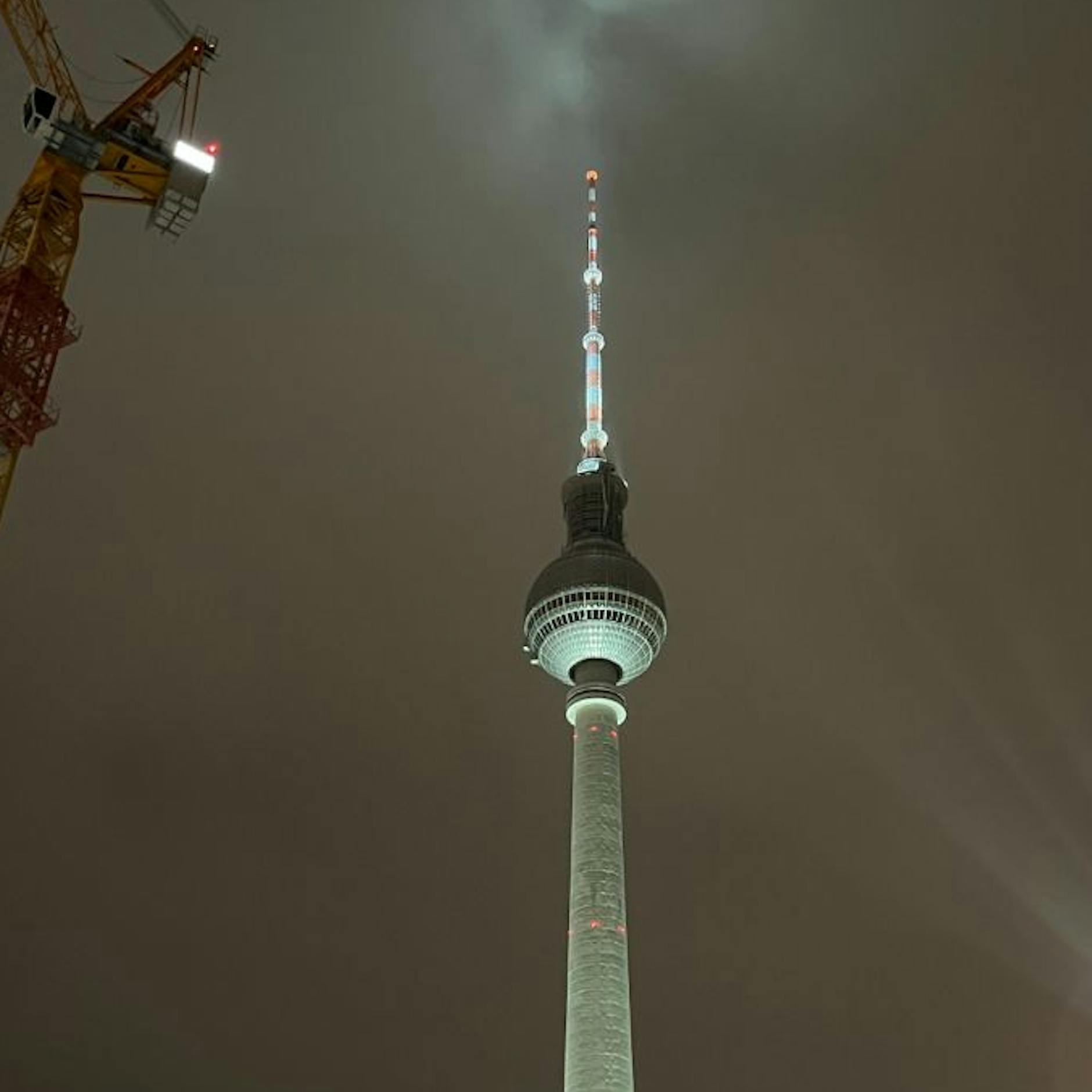 Ein Neuankömmling fragt: „Seht ihr Berliner den Fernsehturm noch?“