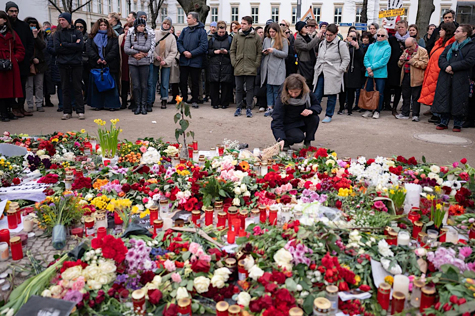 Menschen stehen nach dem Tod des Regimekritikers Alexej Nawalny vor der russischen Botschaft in Berlin-Mitte vor Blumen.  