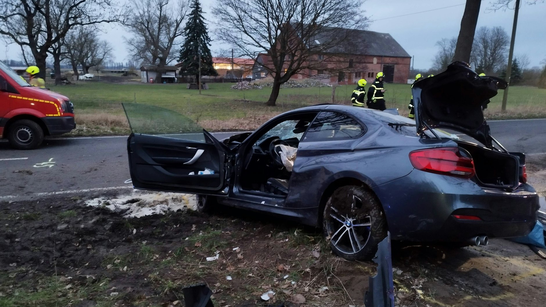 Zwei Frauen aus Berlin verunglückten mit dem BMW. Die Beifahrerin starb.