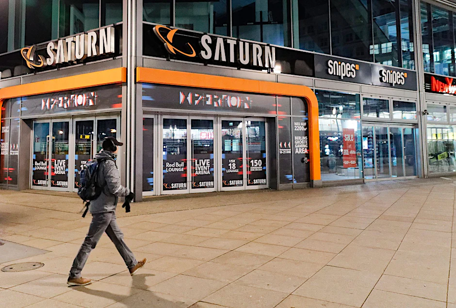 ARCHIV - MediaMarktSaturn hat in Deutschland gut 400 Märkte mit knapp 20.300 Beschäftigten.  
