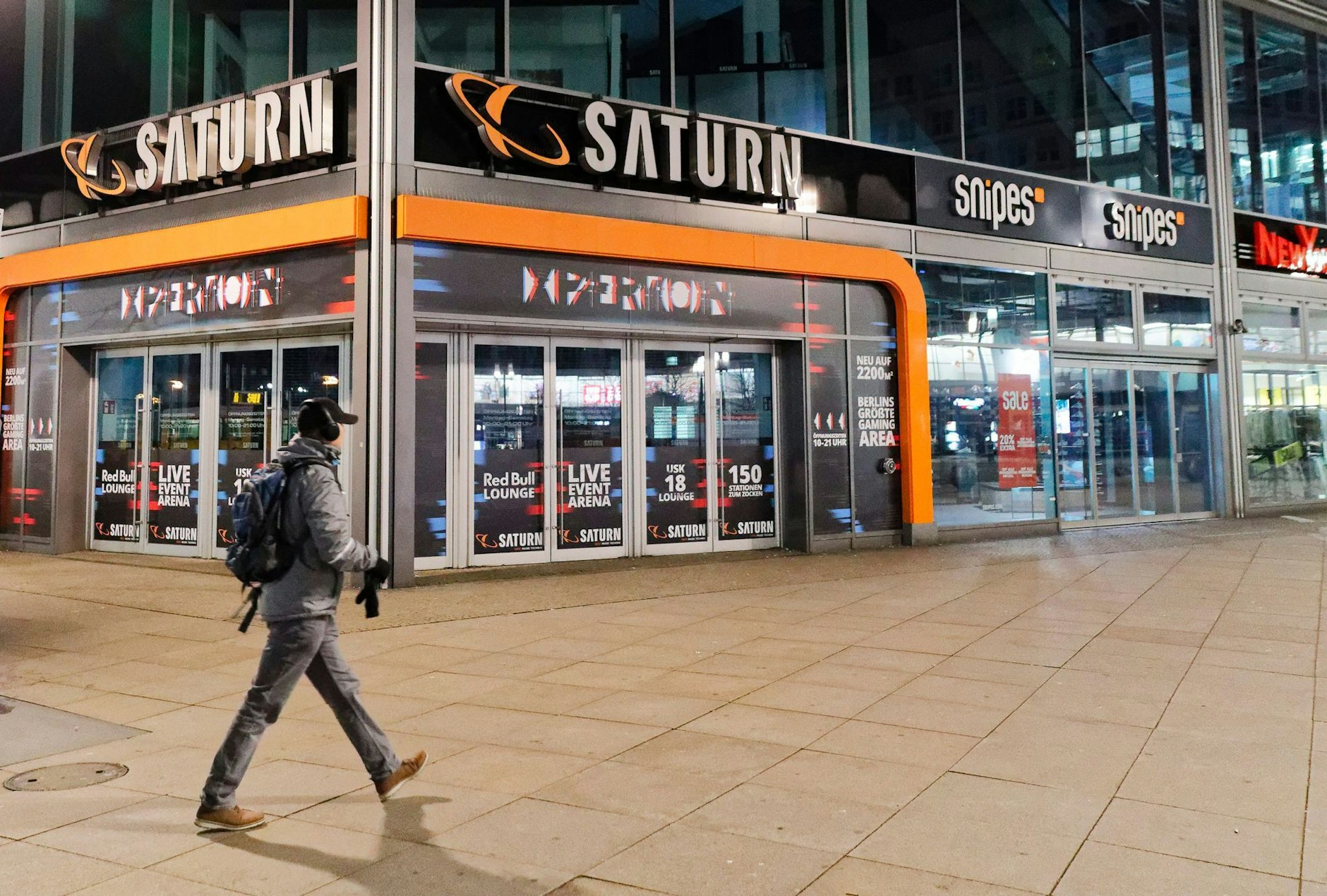 ARCHIV - MediaMarktSaturn hat in Deutschland gut 400 Märkte mit knapp 20.300 Beschäftigten.  