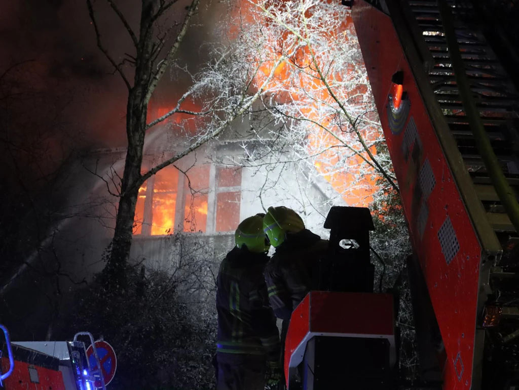 Berlin-Wittenau: Dachstuhl brennt – großer Feuerwehreinsatz