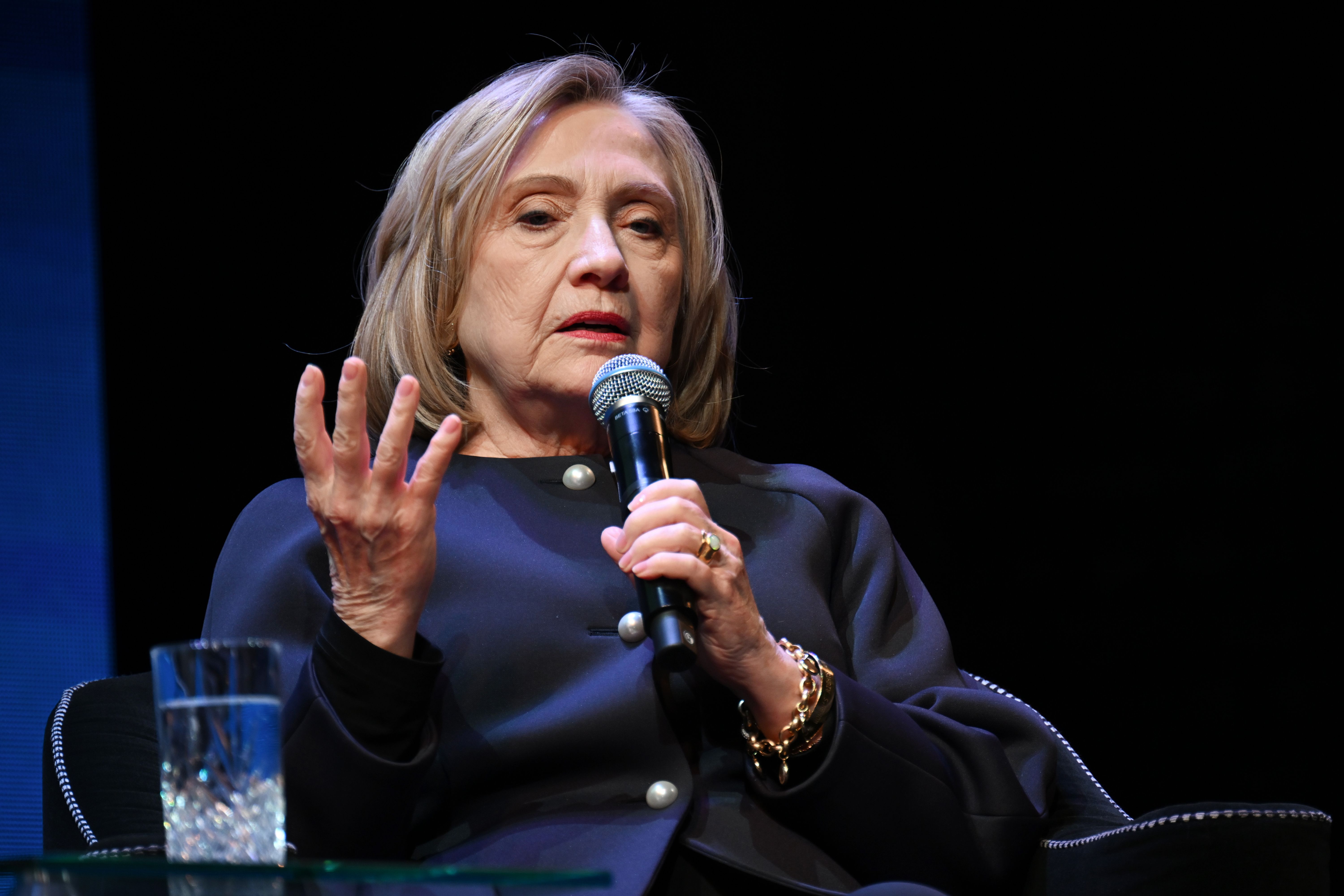 Hillary Clinton in Berlin: Störer werfen ihr Kriegsverbrechen vor und rufen „Free Palestine“