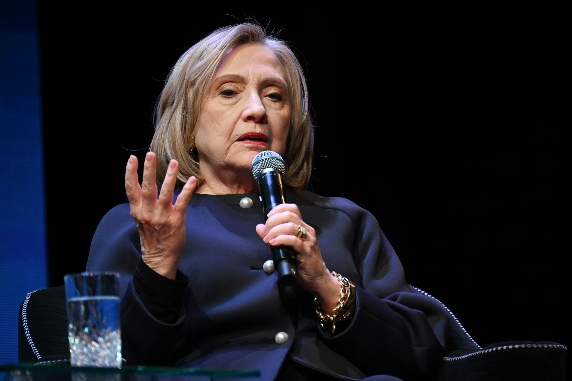 Hillary Clinton, ehemalige Außenministerin der USA, spricht im Theater des Westens. Störer unterbrachen sie und warfen ihr Kriegsverbrechen im Nahen Osten vor. 