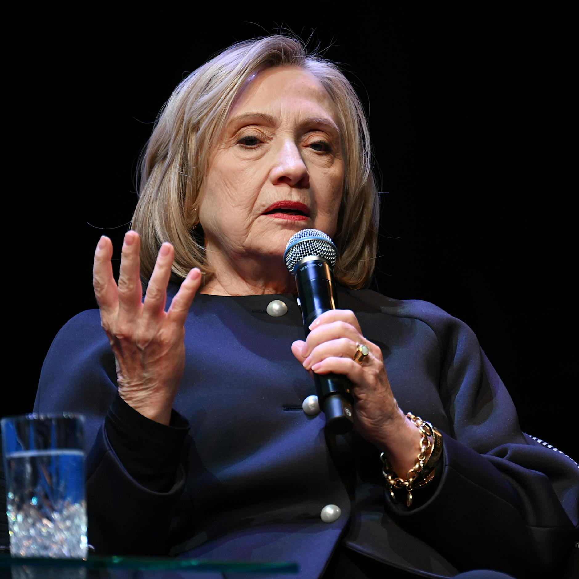 Hillary Clinton in Berlin: Störer werfen ihr Kriegsverbrechen vor und rufen „Free Palestine“