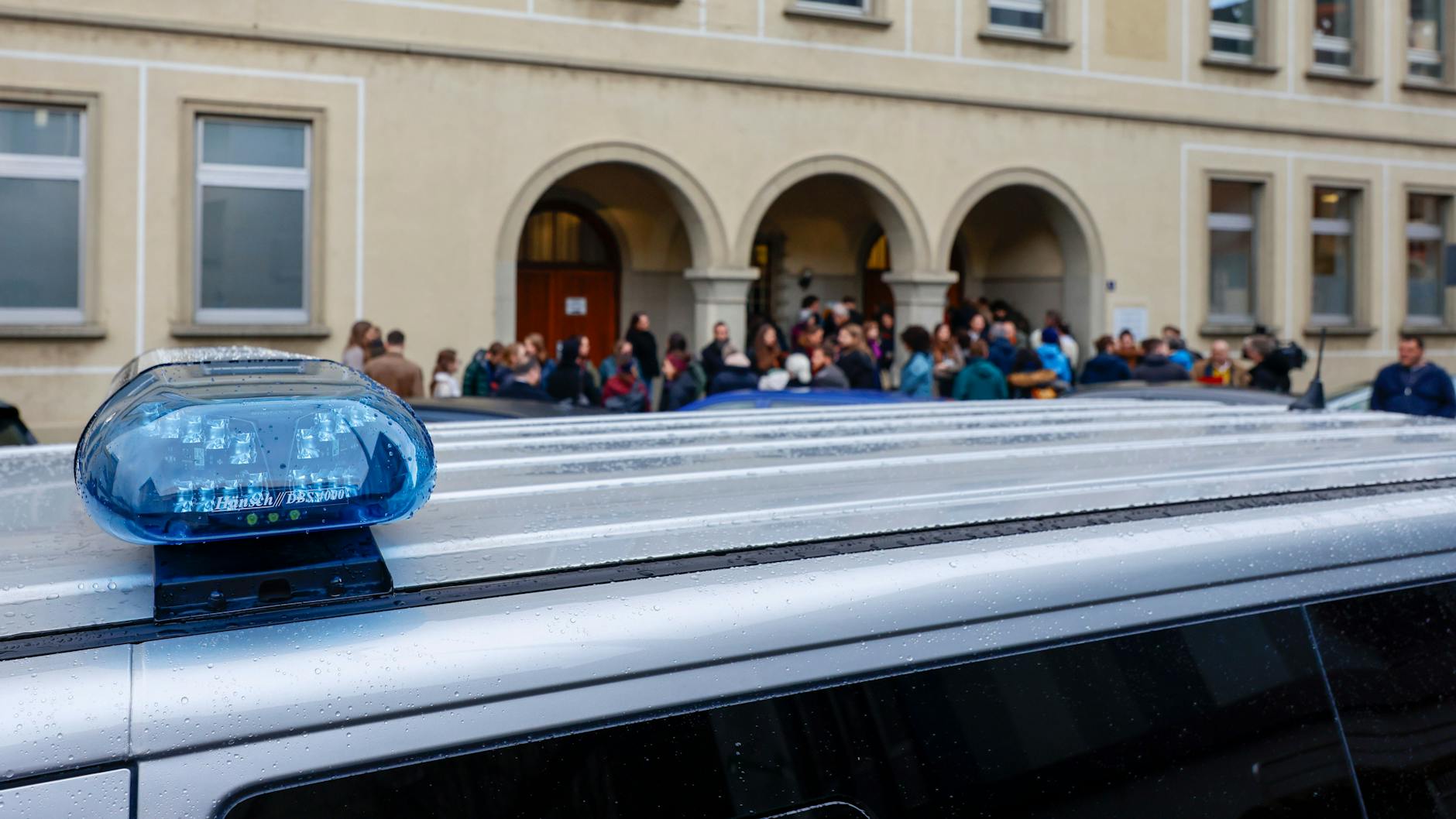 Zum Prozessauftakt kamen zahlreiche Anhänger des Angeklagten und versuchten, in den Gerichtssaal zu gelangen – für die meisten war allerdings kein Platz.