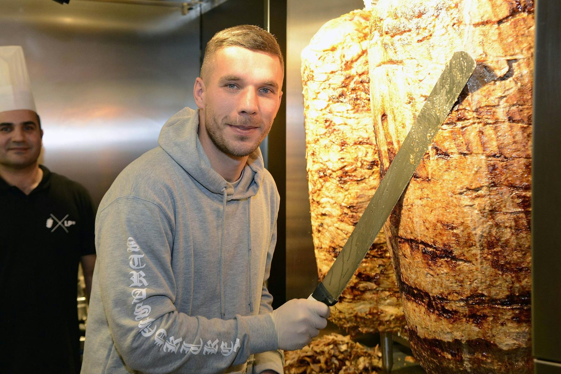 Lukas Podolski bringt seinen Döner nach Berlin.