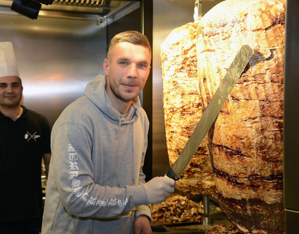 Berlin, mach dich bereit – Poldis Döner-Invasion steht bevor!