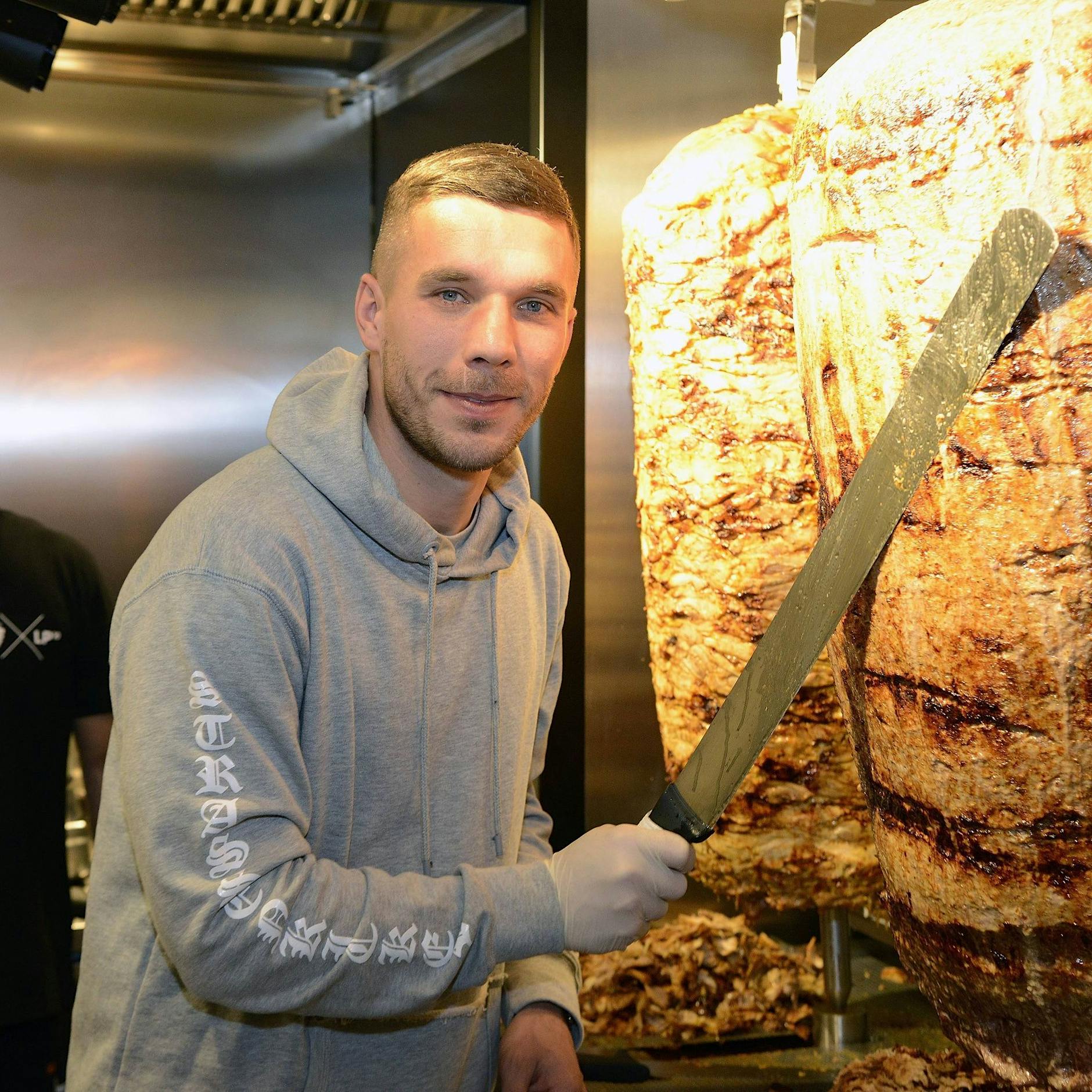 Berlin, mach dich bereit – Poldis Döner-Invasion steht bevor!