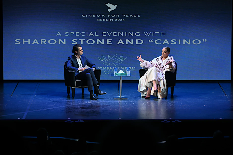 Schauspielerin Sharon Stone spricht mit Moderator Ali Aslan im Theater des Westens.