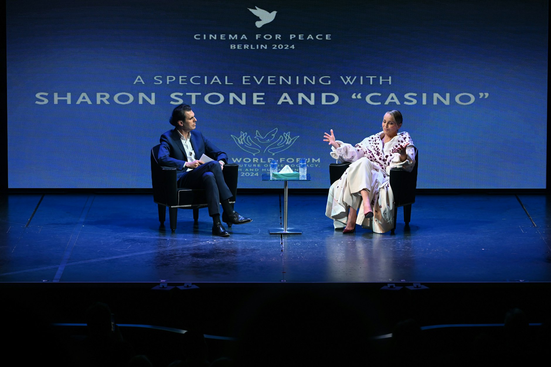 Schauspielerin Sharon Stone spricht mit Moderator Ali Aslan im Theater des Westens.