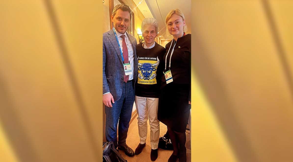 Marie-Agnes Strack-Zimmermann: Schneidiger Pulli für den gemeinsamen Sieg