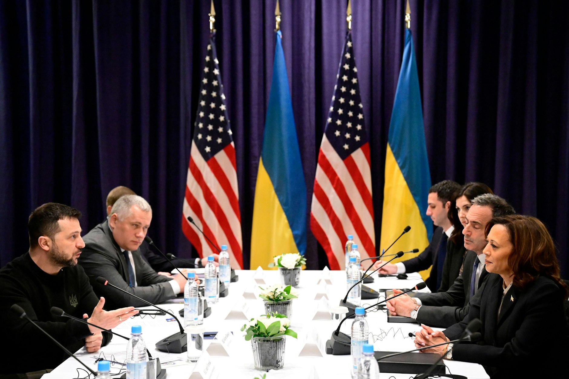 Wolodymyr Selenskyj (l.), Präsident der Ukraine, und die Vizepräsidentin der USA Kamala Harris (r.) treffen sich zu Gesprächen auf der Münchner Sicherheitskonferenz.