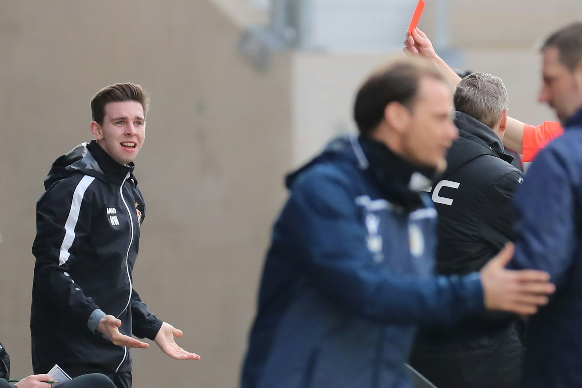 Das Entsetzen ist BFC-Co-Trainer Nils Weiler (2.v.l.) ins Gesicht geschrieben, als er in Jena die Rote Karte gezeigt bekommt.
