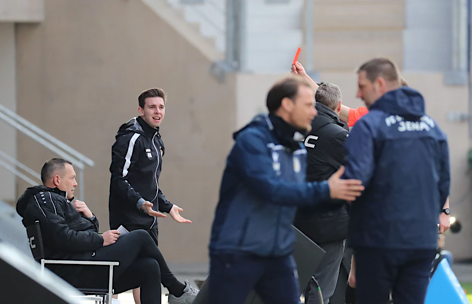 Das Entsetzen ist BFC-Co-Trainer Nils Weiler (2.v.l.) ins Gesicht geschrieben, als er in Jena die Rote Karte gezeigt bekommt.