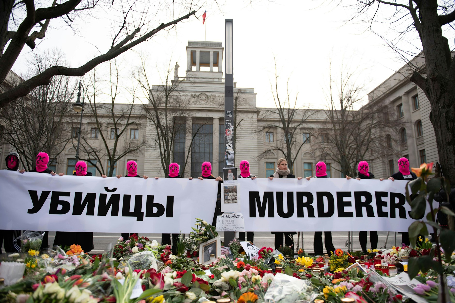 "Mörder": Protest von Pussy Riot vor der russischen Botschaft in Mitte.