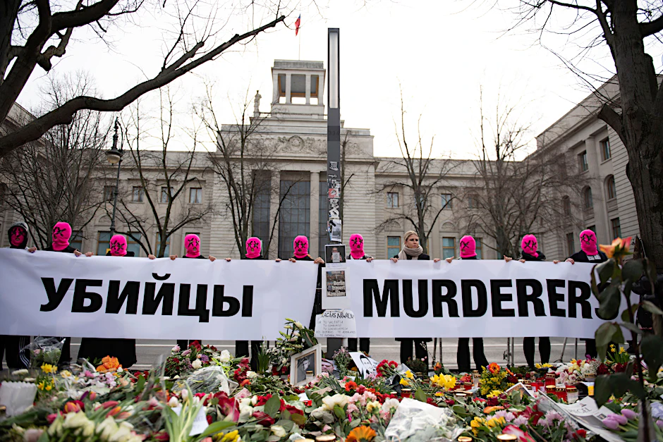 "Mörder": Protest von Pussy Riot vor der russischen Botschaft in Mitte.
