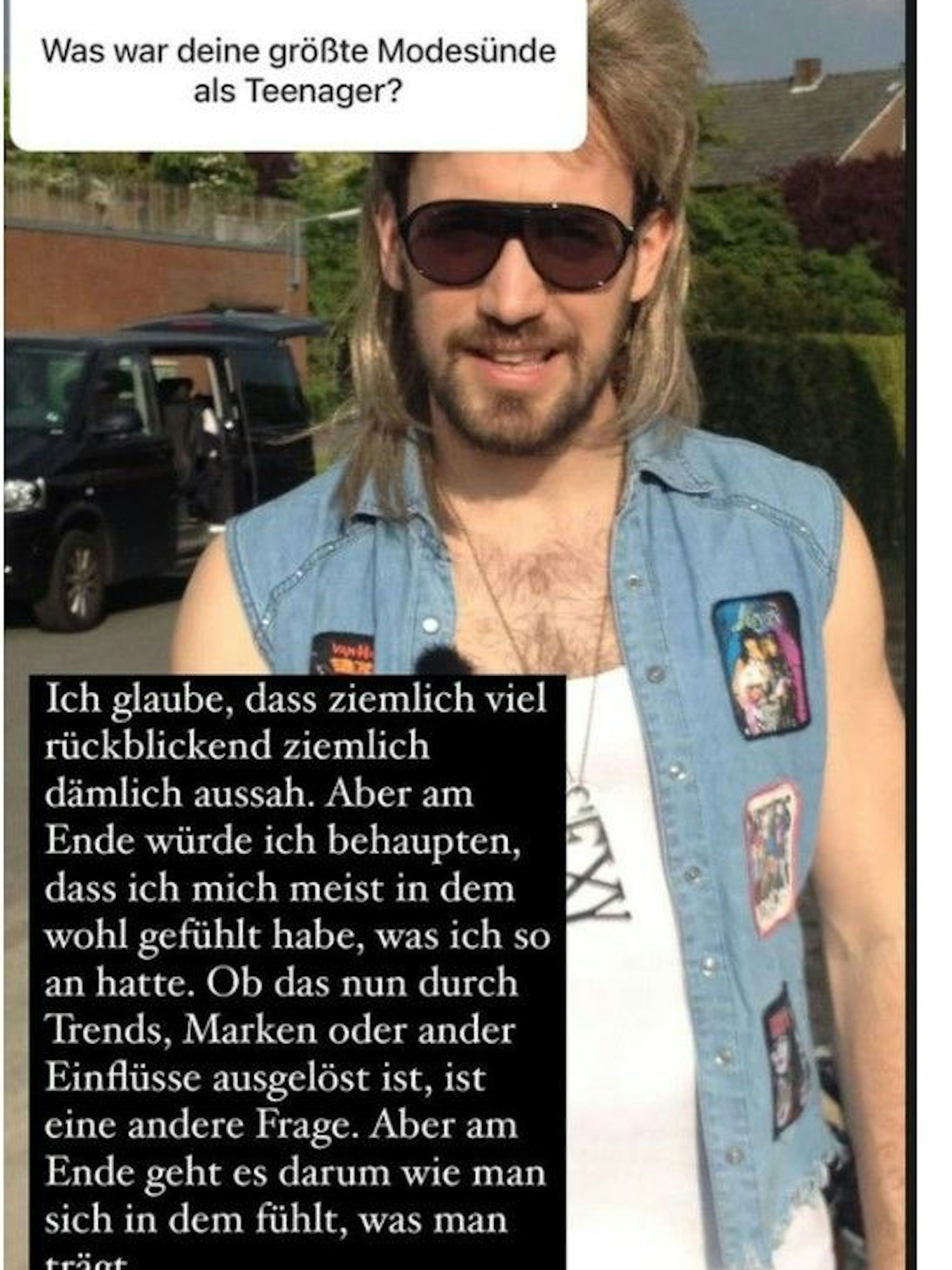 Jan Köppen präsentiert sich mit Vokuhila und Jeansweste.