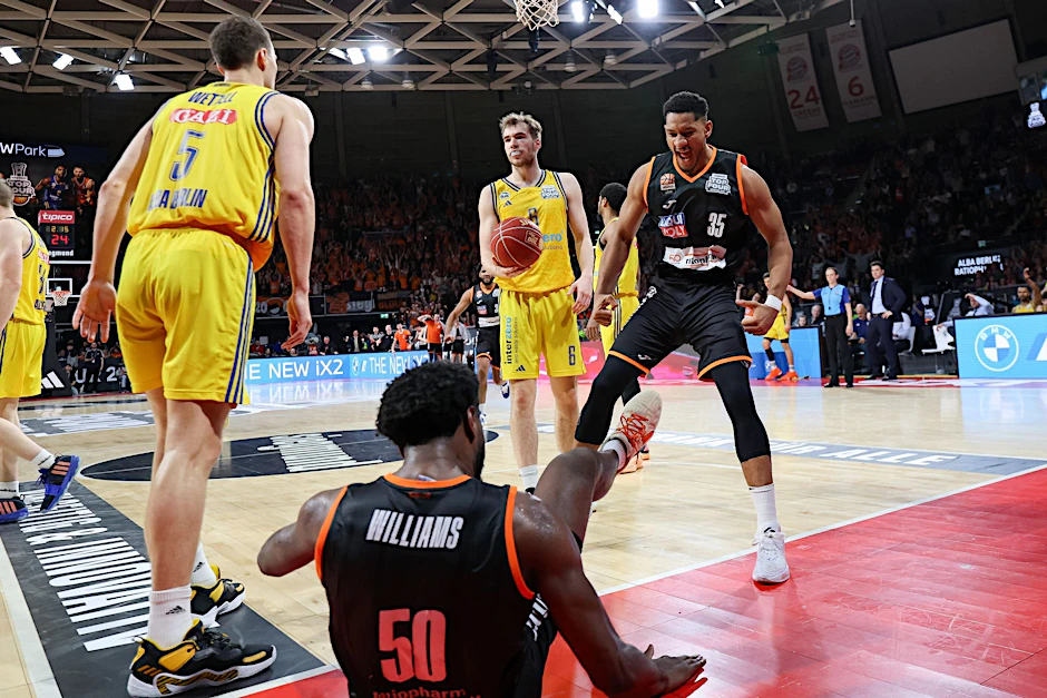 Der Ulmer Karim Jallow (r) jubelt nach einem Korberfolg.  