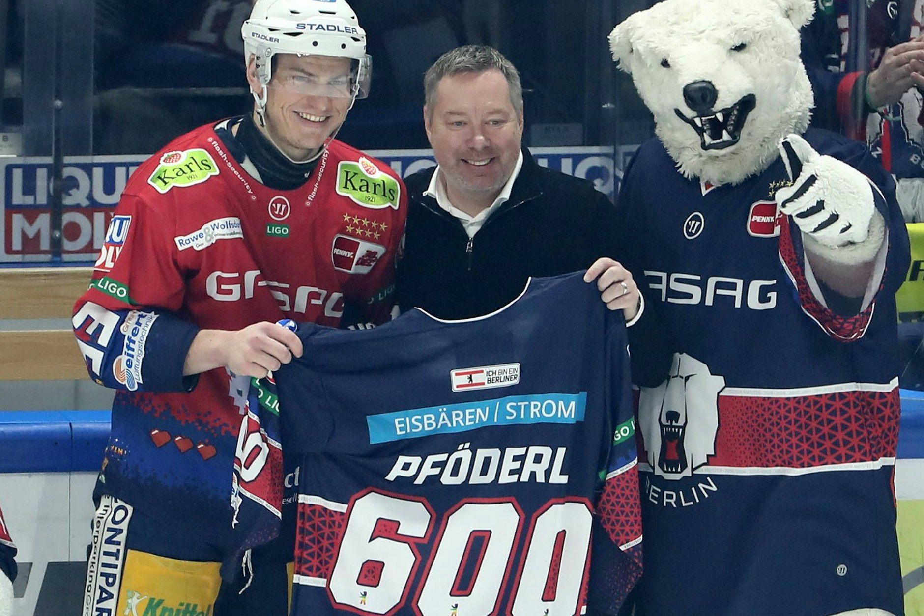 Vor dem Spiel gegen Ingolstadt (2:3 nach Penaltys) wurde Eisbär Leo Pförderl (l.) von EHC-Boss Thomas Bothstede für sein 600. DEL-Spiel geehrt.