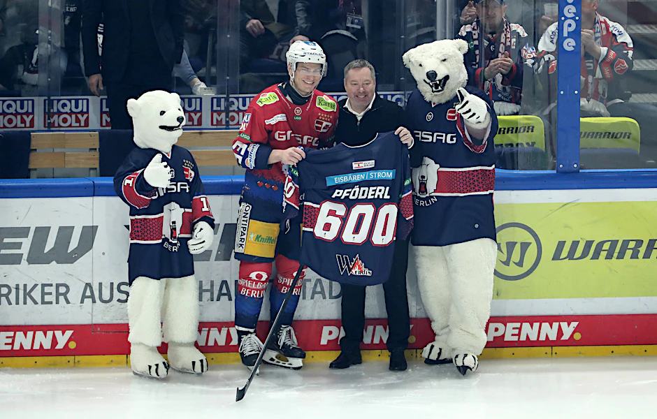 Vor dem Spiel gegen Ingolstadt (2:3 nach Penaltys) wurde Eisbär Leo Pförderl (l.) von EHC-Boss Thomas Bothstede für sein 600. DEL-Spiel geehrt.