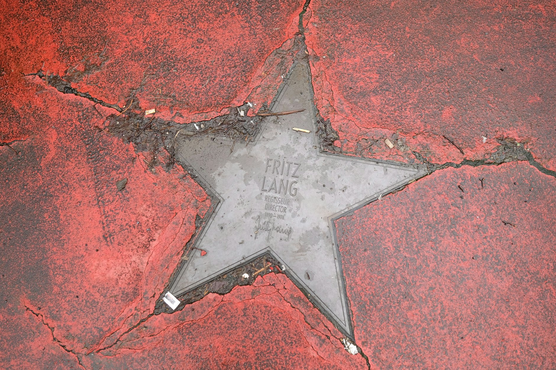 Schreckliches Bild am Boulevard der Stars: Rund um den Stern von Fritz Lang ist der Beton gesplittert, der rote Belag hat schon bessere Zeiten gesehen.