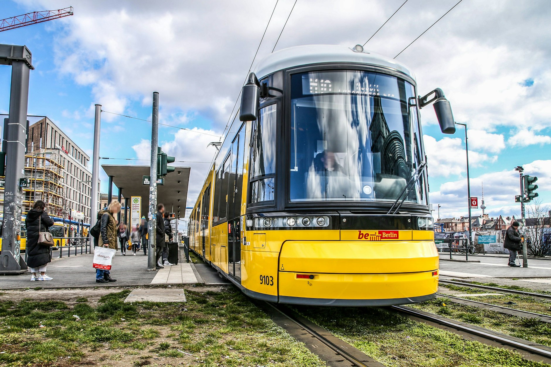 Eine M10 am Hauptbahnhof. Seit 2023 führt die Strecke weiter nach Westen zum U-Bahnhof Turmstraße. Die M10 soll auch am anderen Ende wachsen. Doch in Kreuzberg gibt es Protest.