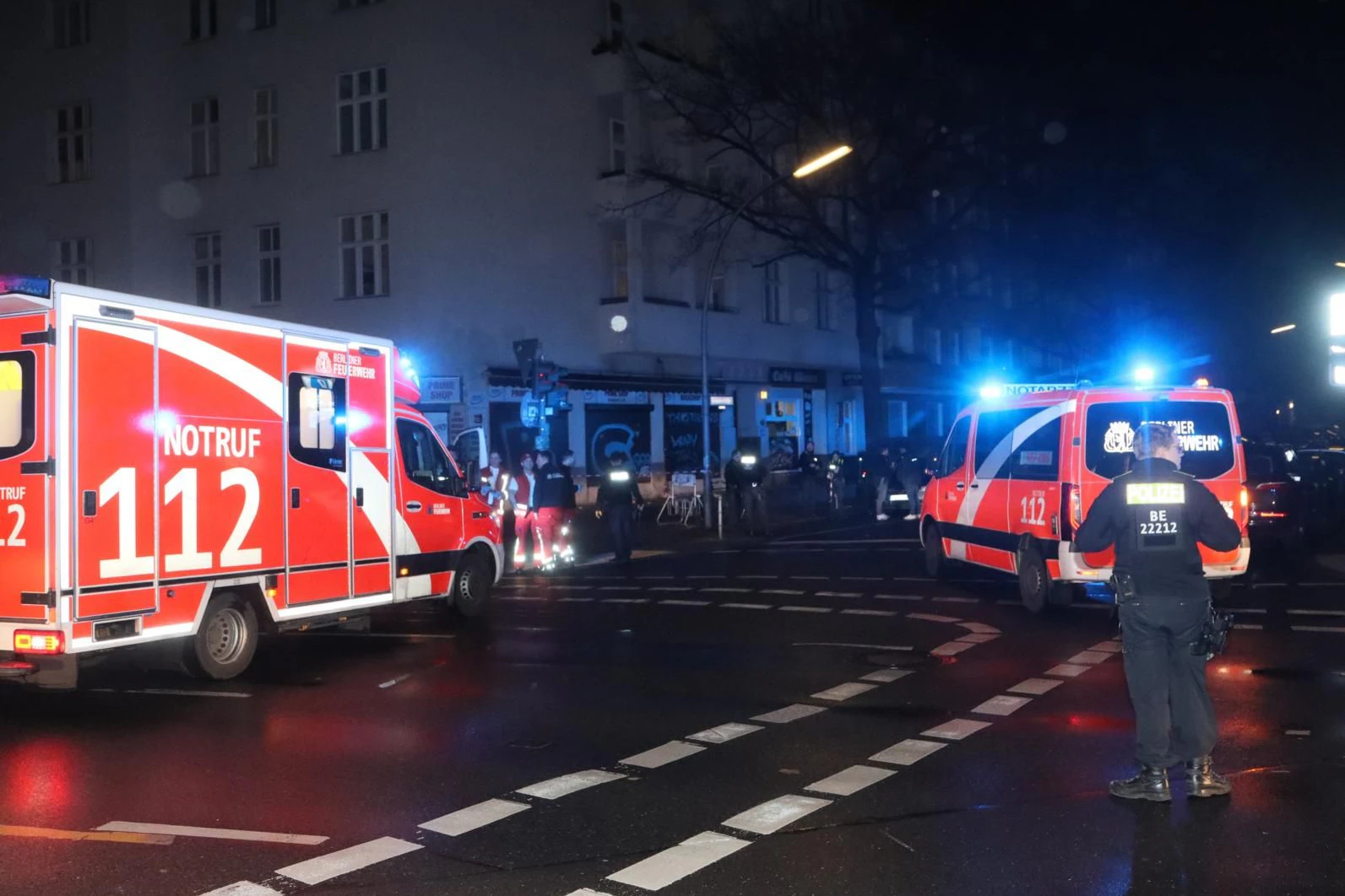 Mehrere Rettungswagen stehen in der Nacht zu Dienstag in der Koloniestraße in Berlin-Gesundbrunnen.