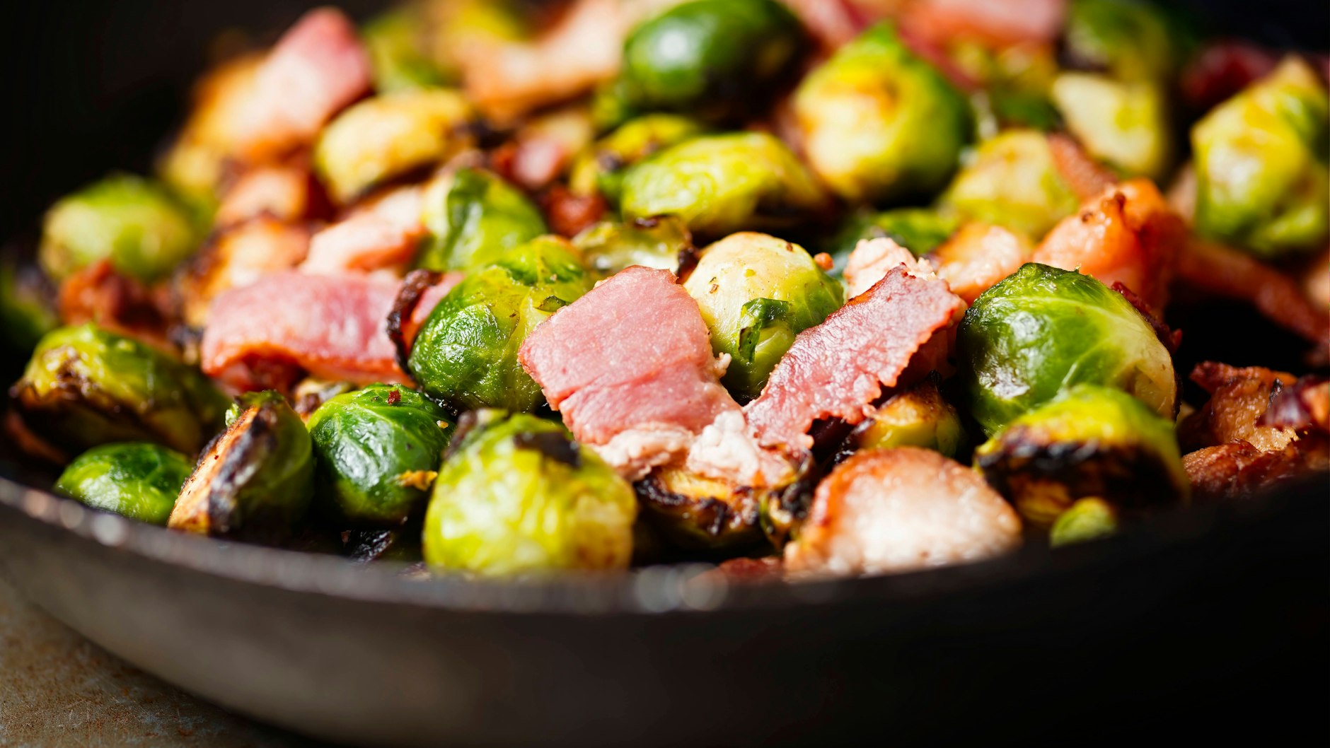 Das Rezept für Rosenkohl-Pfanne ist gesund und lecker.