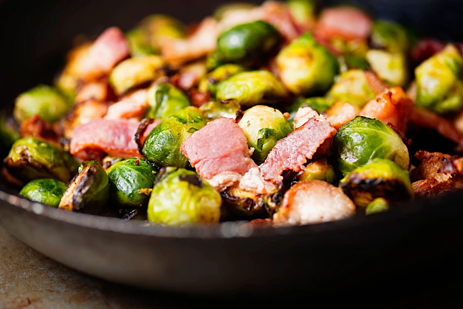 Das Rezept für Rosenkohl-Pfanne ist gesund und lecker.