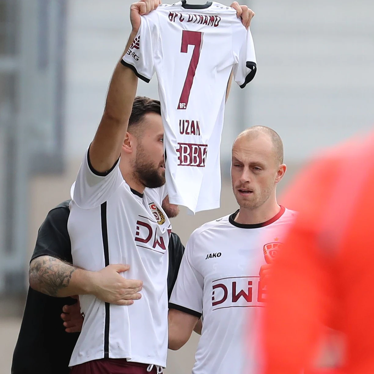 Rufat Dadashov reckt nach dem 1:0 in Jena das Trikot von Tugay Uzan in die Höhe, Steffen Eder ist ganz nah beim BFC-Torjäger.