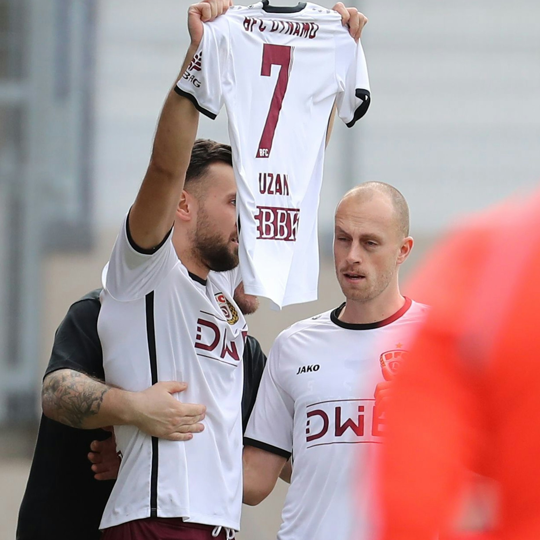 Rufat Dadashov reckt nach dem 1:0 in Jena das Trikot von Tugay Uzan in die Höhe, Steffen Eder ist ganz nah beim BFC-Torjäger.