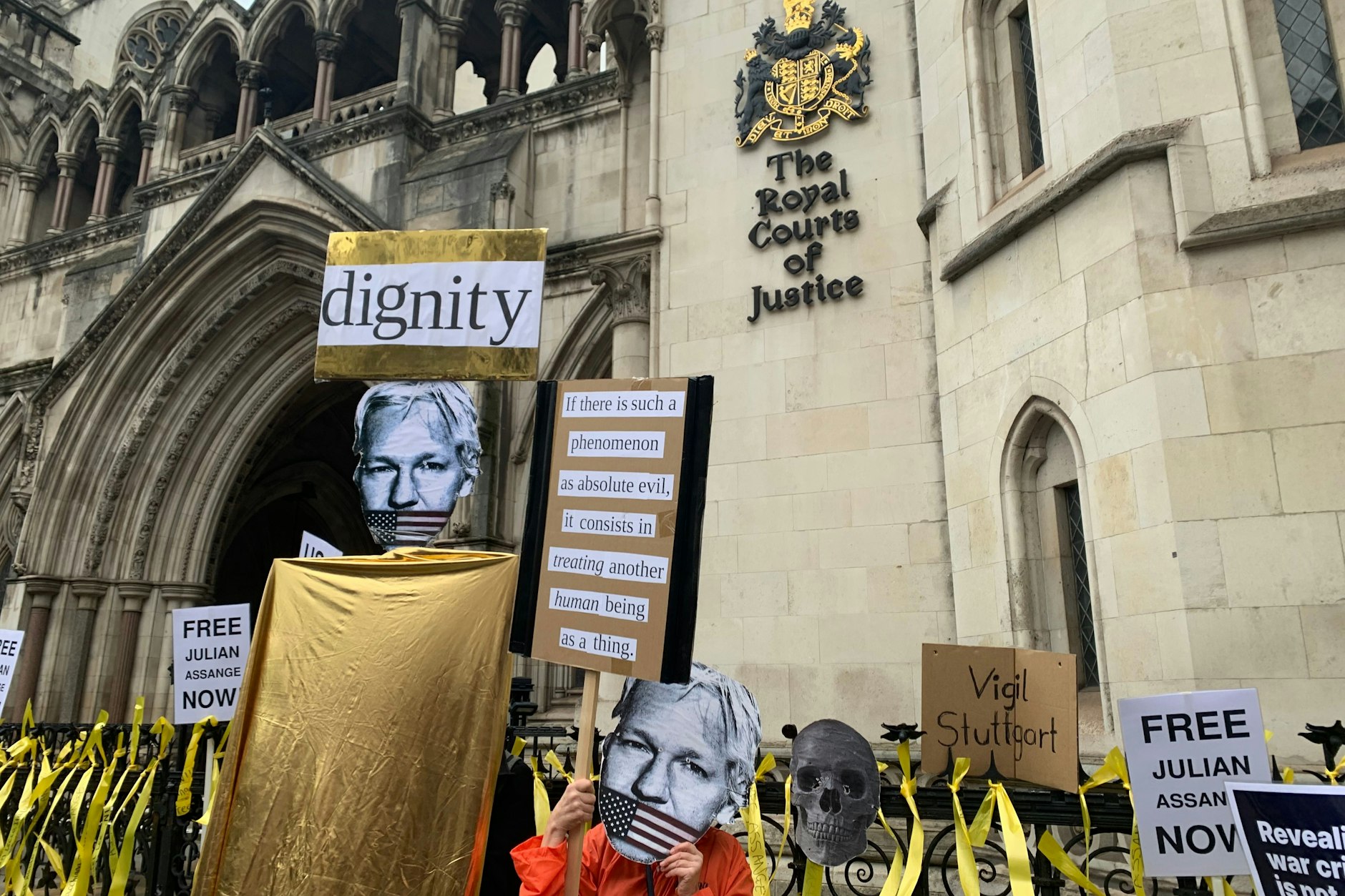 Bereits am frühen Dienstagmorgen versammelten sich Dutzende Demonstranten vor den Royal Courts, um gegen die Auslieferung von Julian Assange an die Vereinigten Staaten zu protestieren.