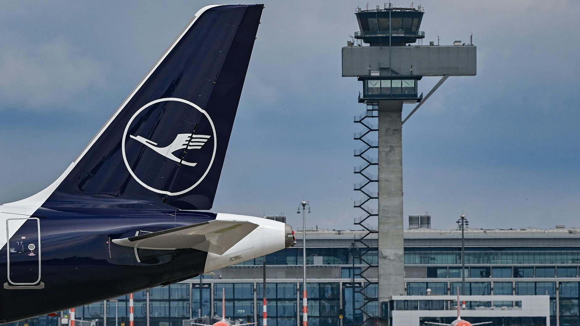 Die Lufthansa-Maschinen bleiben am BER heute am Boden.
