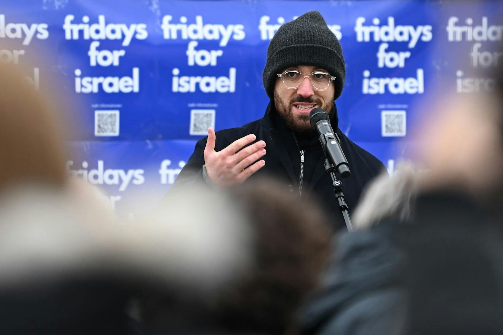 Der Krieg in Nahost spiegelt sich auch in Berlins Straßen. Der Pianist Igor Levit spricht bei einer Kundgebung von Fridays for Israel vor der Humboldt-Universität in Berlin-Mitte.