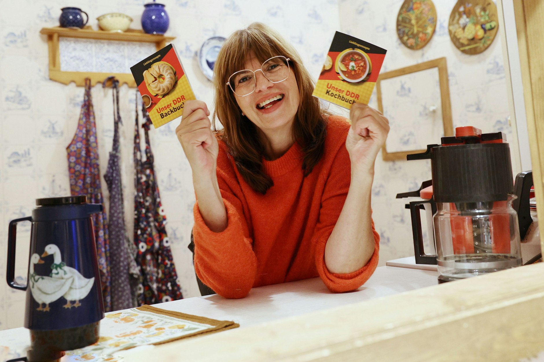 Simone Uthleb, hier in der Museumsküche des DDR-Museums in Berlin, hat die Rezepte für das DDR-Kochbuch zusammengestellt, ihre Kollegin Alexandra de Leon sammelte die Rezepte für das DDR-Backbuch.