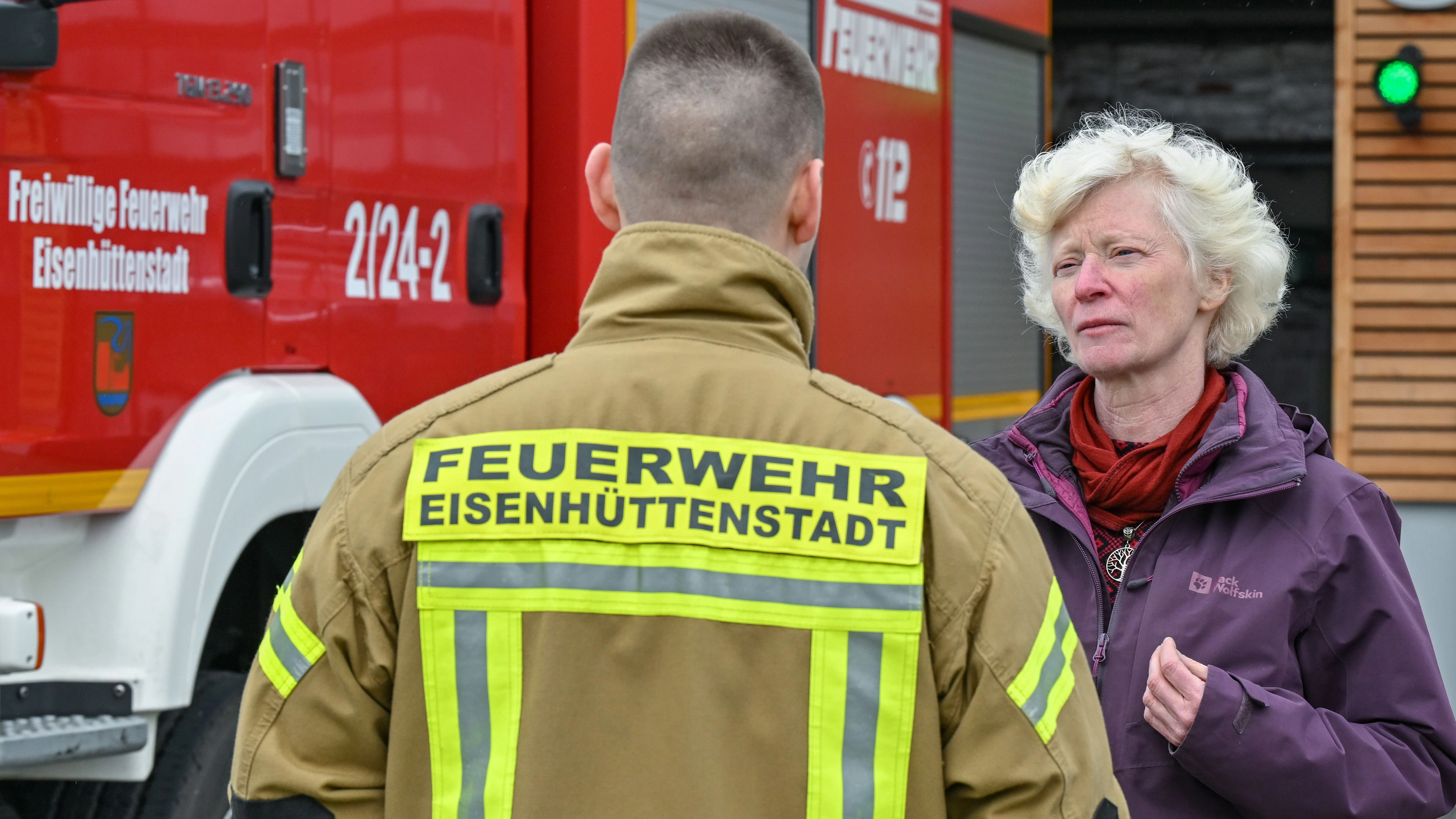 Psychologin Susanne Deimling spricht an der Feuerwache Eisenhüttenstadt mit einem Feuerwehrmann. Was Feuerwehrleute oder Polizisten bei ihren Einsätzen im Land erleben, ist für sie oftmals schwer zu ertragen. Das Brandenburger Einsatznachsorgeteam hilft ihnen, das Erlebte zu verarbeiten.