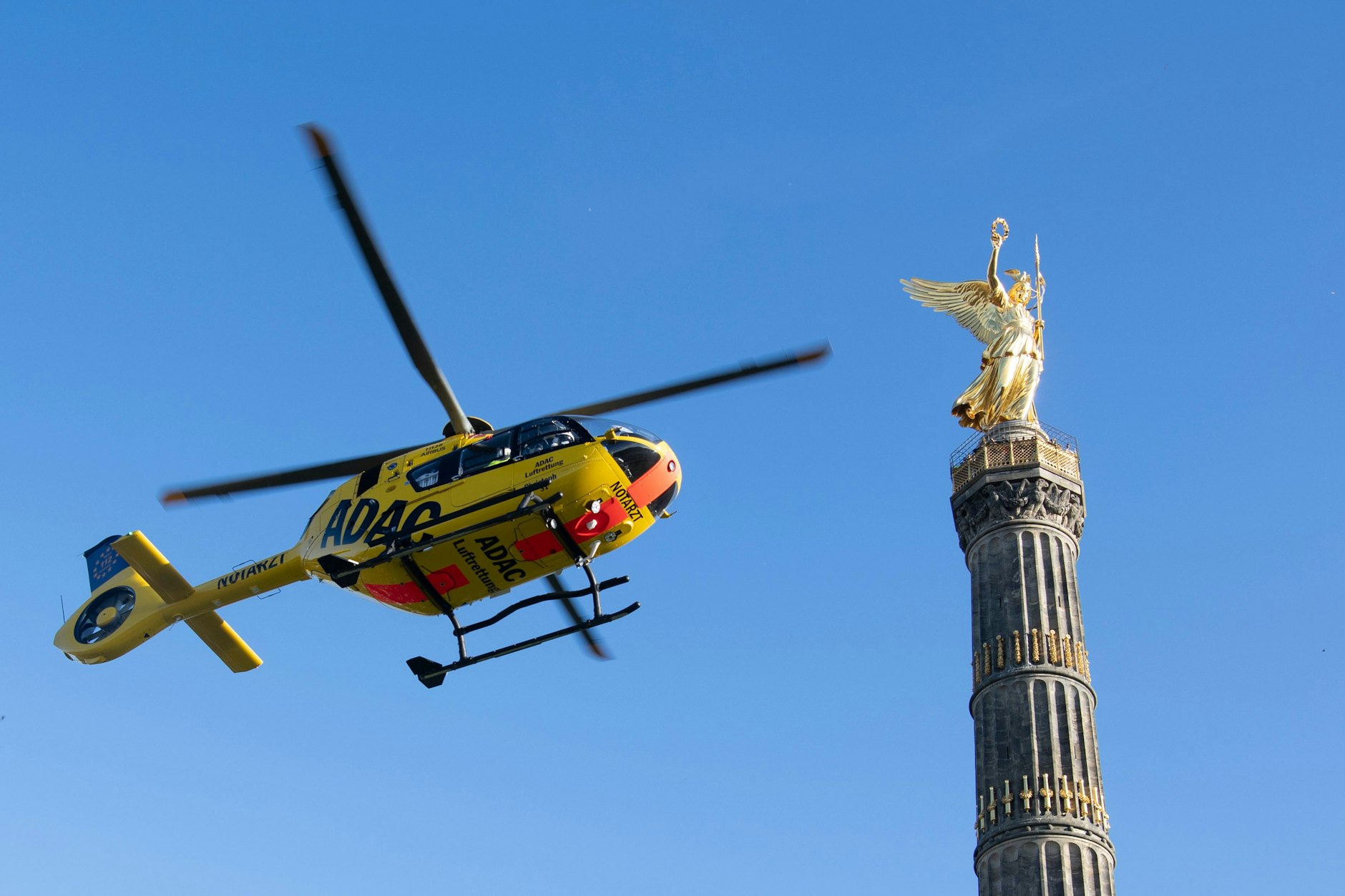 Ein Rettungshubschrauber landet an der Siegessäule.