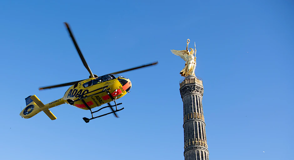Ein Rettungshubschrauber landet an der Siegessäule.
