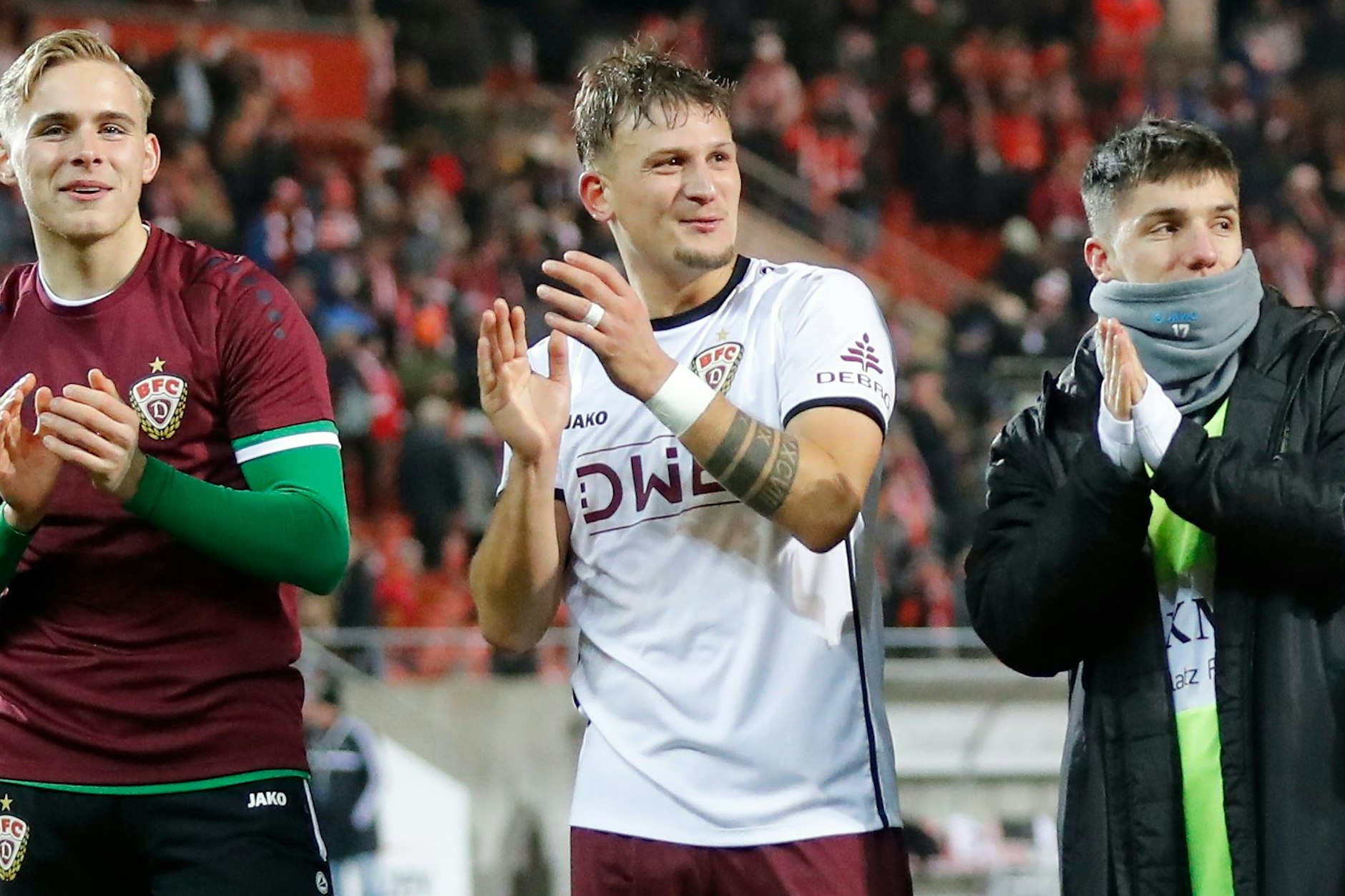 Am 15. Dezember 2023 ist Tugay Uzan (M.) nach dem 1:0-Sieg des BFC Dynamo in Zwickau noch mittendrin in der Jubelreihe.