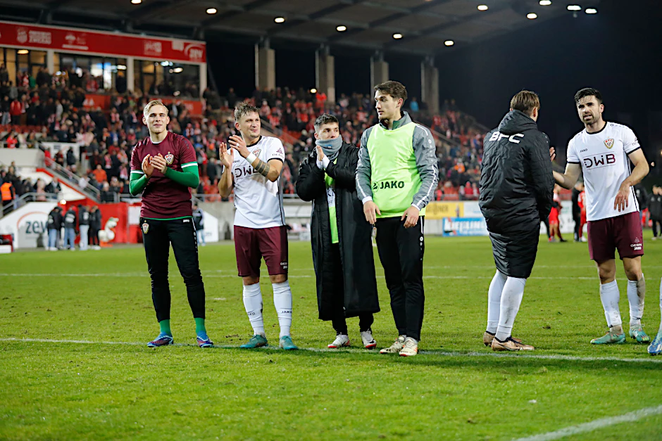 Am 15. Dezember 2023 ist Tugay Uzan (M.) nach dem 1:0-Sieg des BFC Dynamo in Zwickau noch mittendrin in der Jubelreihe.