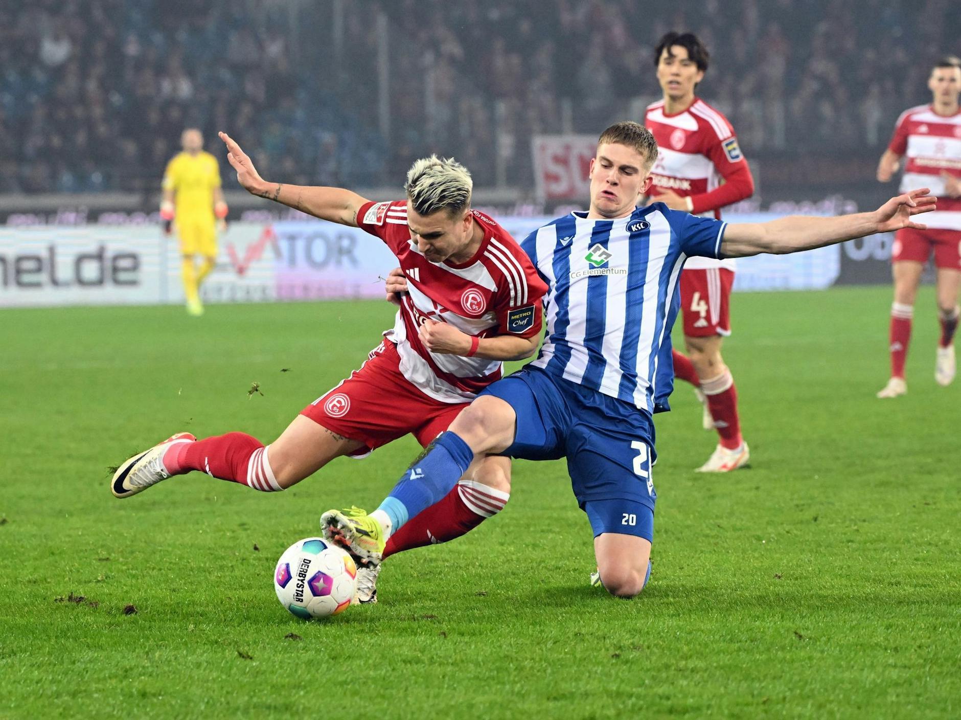 Karlsruhes David Herold (r) im Zweikampf mit dem Düsseldorfer Felix Klaus.