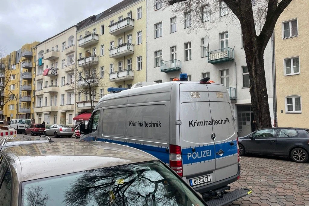 Mitarbeiter der Kriminaltechnik der Polizei sicherten noch am Mittag Spuren in der Wohnung.