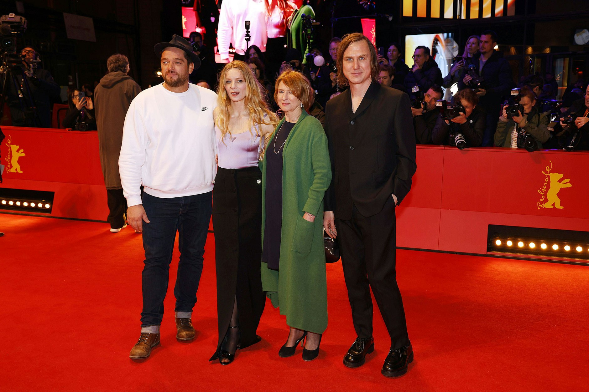Filmpremiere? Nicht allen im Ensemble von „Sterben“, hier Ronald Zehrfeld, Lilith Stangenberg, Corinna Harfouch und Lars Eidinger (v.l.), ist offenbar bewusst, was das bedeutet.